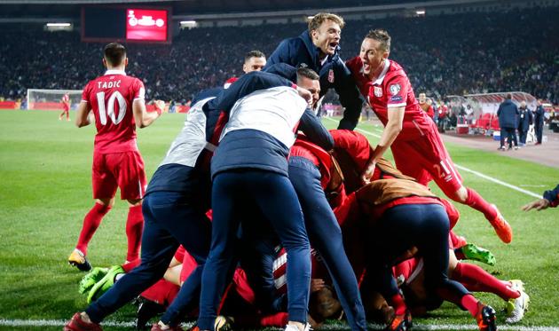 Сборная Сербии празднует победный гол, Getty Images