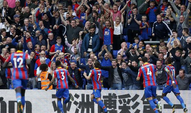 Кристал Пэлас празднует гол