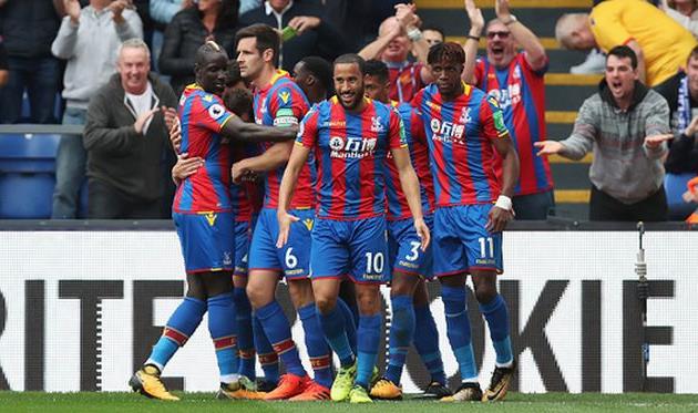 игроки кристал пэлас празднуют взятие ворот, getty images
