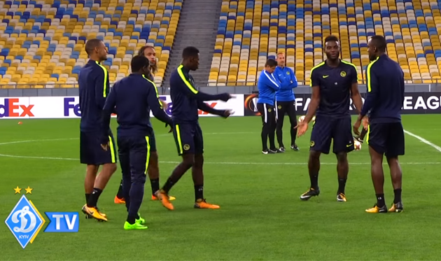 Игроки Янг Бойз на газоне Олимпийского