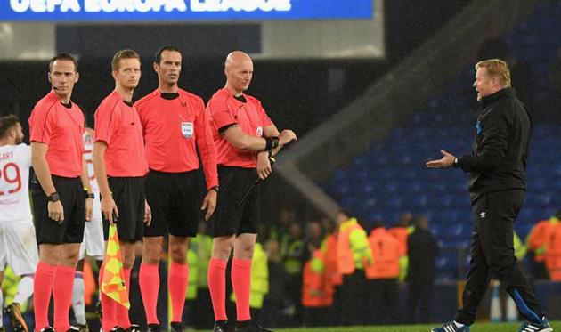 Рональд Куман беседует с бригадой арбитров, Getty Images