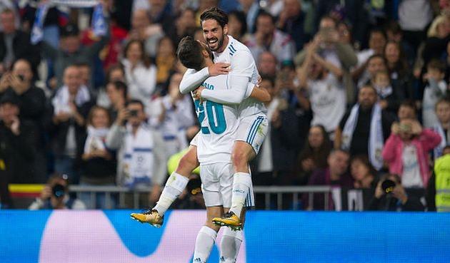 иско поздравляет марко асенсио с забитым голом, getty images