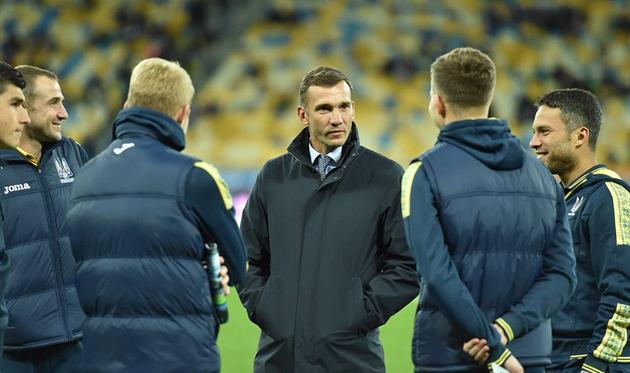 Шевченко в окружении игроков, фото ФФУ