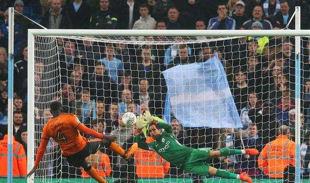 Клаудио Браво берет пенальти в матче с Вулвз, Getty Images