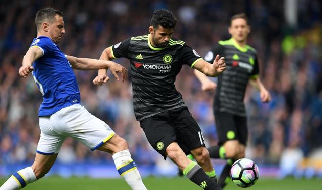 Диего Коста (справа) против Эвертона, getty images