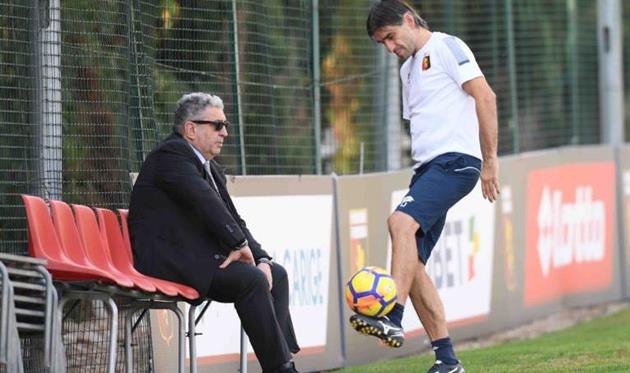 Иван Юрич (справа) сам умеет, а научить не может? twitter.com/GenoaCFC