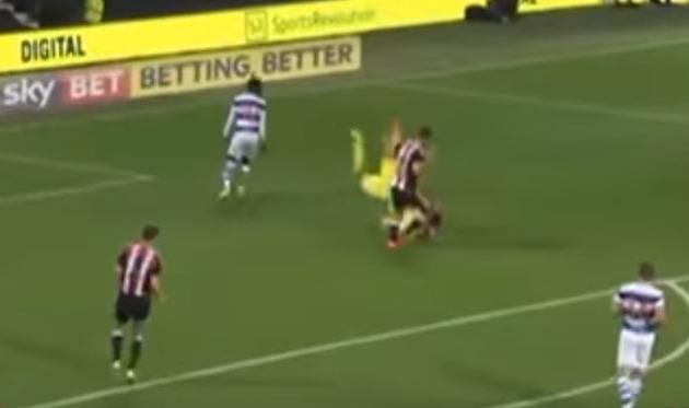 Не научился падать: вратарь Шеффилда упал лицом об газон и привез гол