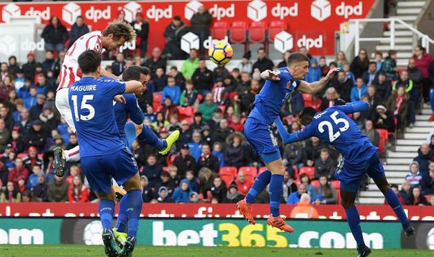 Питер Крауч устанавливает окончательный счет в матче, Getty Images