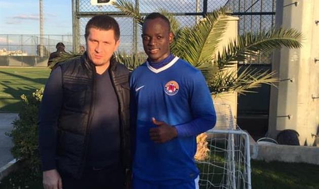 Гомис (справа)