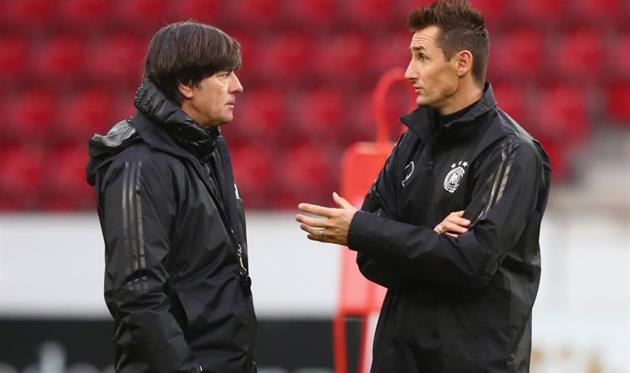 Главный тренер сборной Германии Йоахим Лев (слева) и его ассистент Мирослав Клозе, Getty Images