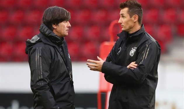 ГЛАВНЫЙ ТРЕНЕР СБОРНОЙ ГЕРМАНИИ ЙОАХИМ ЛЕВ (СЛЕВА) И ЕГО АССИСТЕНТ МИРОСЛАВ КЛОЗЕ, GETTY IMAGES