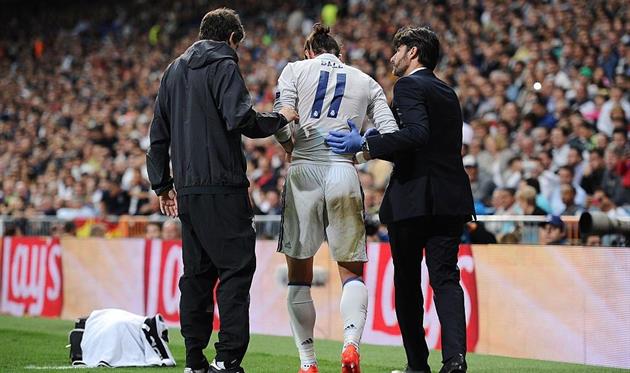 Гарету Бэйло нередко приходится покидать поле с помощью врачей, Getty Images