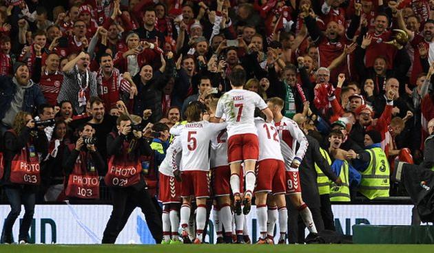 игроки сборной дании празднуют взятие ворот, getty images