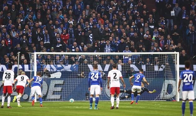 Ди Санто реализовал пенальти, фото: twitter.com/s04