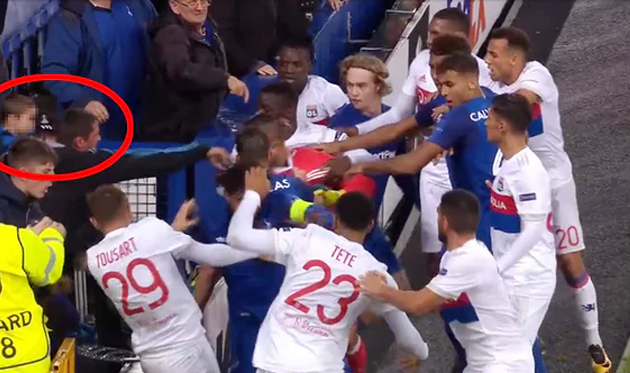 Болельщик Эвертона пытается ударить вратаря Лиона, BT Sport