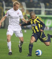Алекс (справа) начал разгром соперника, fenerbahce.org