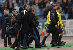 Если бы не вмешались сотрудники МВД, судья мог бы пострадать от Мирчи Луческу, фото blik.ua