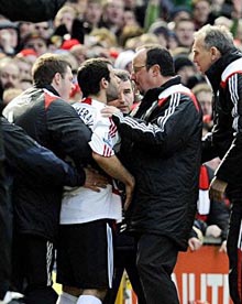 Маскерано задает вопрос Беннетту