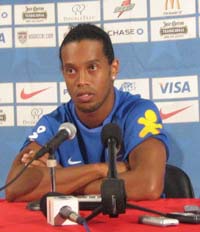 Роналдиньо: то уходит, но не уходит...