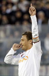 Ческо отмечает гол в ворота Кальяри, АР