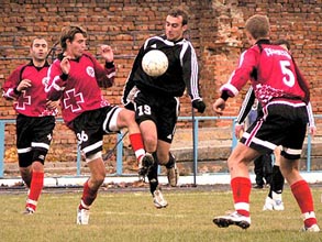 Игорь Продан (в черной форме)