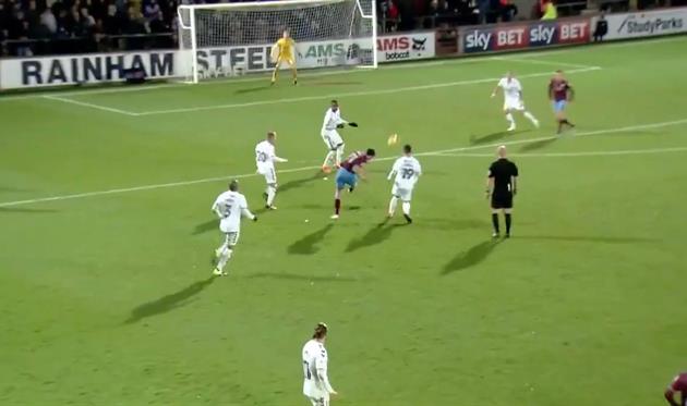 Джош Моррис бьет по воротам, фото: Скриншот