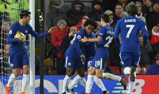 Виллиан с партнерами празднует гол, getty images