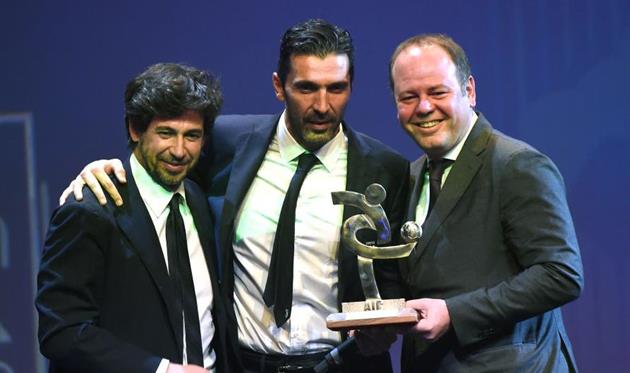 Буффон (в центре) с призом, getty images