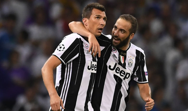 Марио Манджукич и Гонсало Игуаин, Getty Images