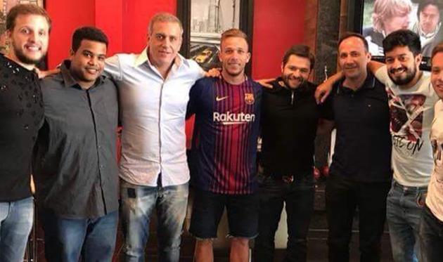 Артур, его семья, агент и представители Барселоны, twitter.com/BrazilStat