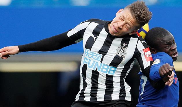 Дуайт Гейл и Нголо Канте, premierleague.com