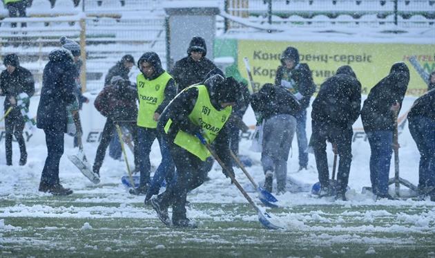 Попытки стюардов и болельщиков расчистить поле к успеху не привели, фото ФК Олимпик