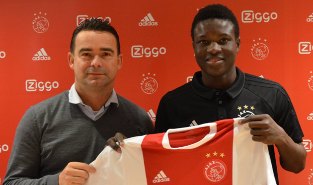 Бурейма Хассан Банде (справа), ajax.nl