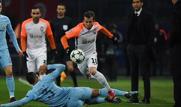 Бернард перепрыгивает защитника Данило, фото ФК Шахтер