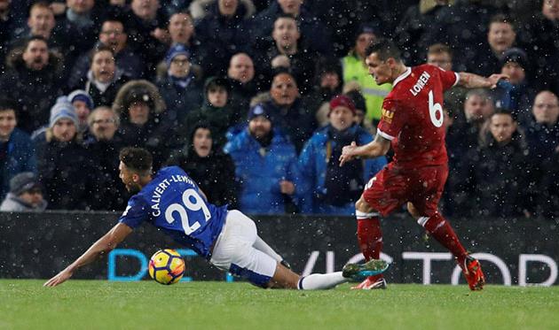 Деян Ловрен дарит пенальти, premierleague.com