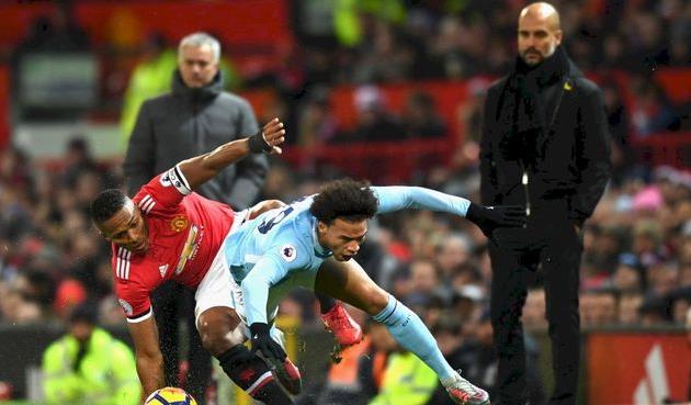 гвардиола и моуриньо наблюдают за игрой, фк ман сити