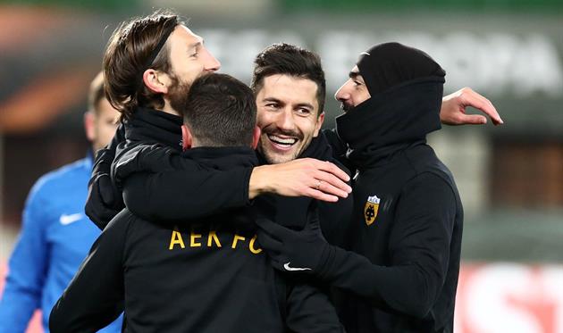 Дмитрий Чигринский и его партнеры радуются выходу в плей-офф Лиги Европы, фото ФК АЕК