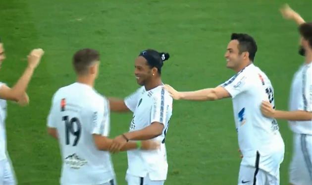 Роналдиньо (в центре), фото: Скриншот