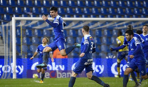 Руслан Малиновский (в прыжке), фото фк генк