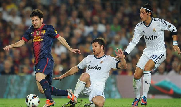 Хаби Алонсо и Месут Озил против Лионеля Месси, Getty Images