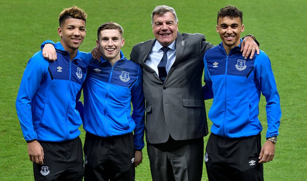 Мейсон Холгейт, Джонджо Кенни и Доминик Калверт-Льюин с Сэмом Аллардайсом, evertonfc.com