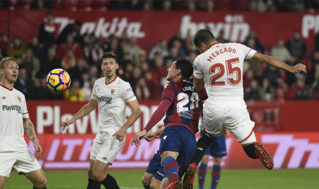 Меркадо пробил в штангу, twitter.com/SevillaFC