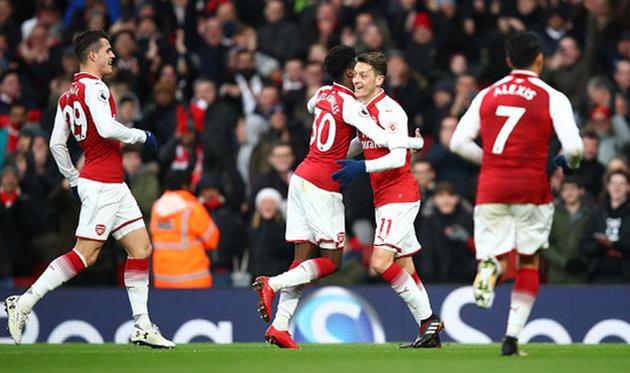 партнеры поздравляют озила с забитым голом, getty images