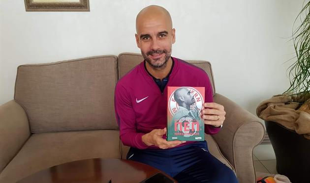 Гвардиола с экземпляром книги