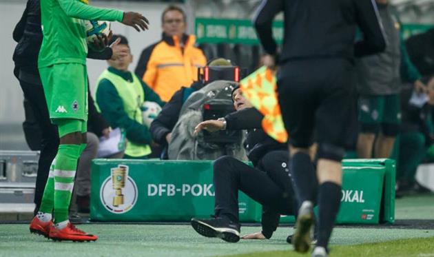 Тренер Байера извинился за симуляцию на бровке