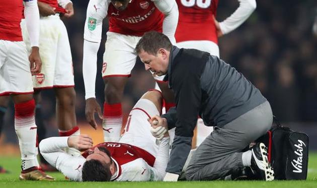 Жиру получает помощь, getty images