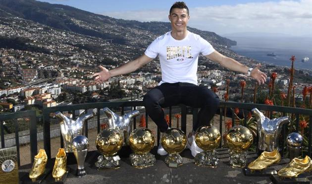 Криштиану Роналду со всеми личными трофеями, AS