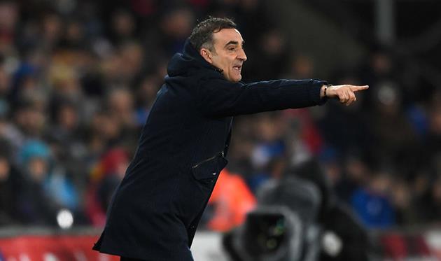 Карлуш Карвальял показывает, какого лобстера ему подать, getty images