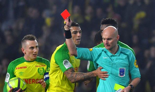 Нант — ПСЖ: Судья ударил игрока, а затем еще и удалил