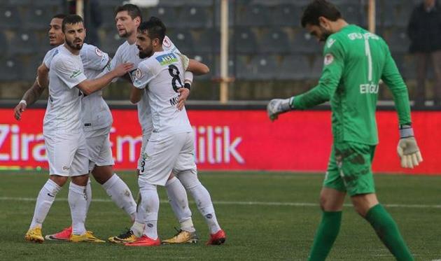 Евгений Селезнев принимает поздравления от партнеров, фото: twitter.com/Haber7_Spor